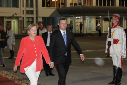 Merkel, impresionata de beciurile de la Cricova. Cadoul primit ramane in Moldova. VIDEO