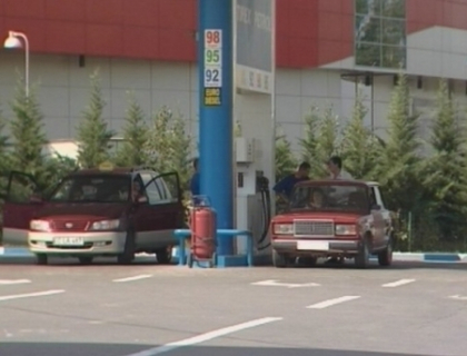 Pretul la carburanti explodeaza! Cat costa acum un litru de benzina si unul de motorina Pretul la carburanti explodeaza! Cat costa acum un litru de benzina si unul de motorina