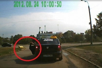 Asta e culmea nesimtirii! Ce face pasagerul unui taxi din Chisinau e de-a dreptul revoltator. VIDEO Asta e culmea nesimtirii! Ce face pasagerul unui taxi din Chisinau e de-a dreptul revoltator. VIDEO