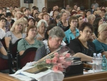 La 1 septembrie, in aceleasi costume purtate si in anii trecuti! Problemele principale ale profesorilor