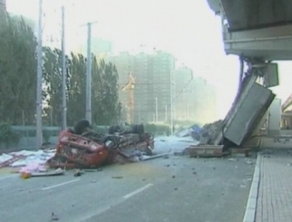 Imagini horror in China! Un pod pe care circula zilnic mii de masini s-a prabusit Imagini horror in China! Un pod pe care circula zilnic mii de masini s-a prabusit