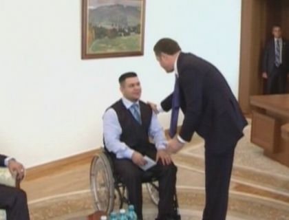 Au primit drapelul din mainile lui Filat! Cine va reprezenta Moldova la Jocurile Paralimpice