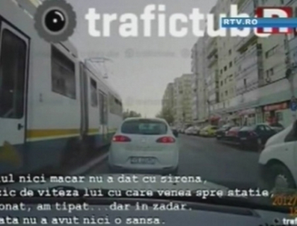 VIDEO socant. O fata din Bucuresti traverseaza neregulamentar si este lovita in plin de tramvai