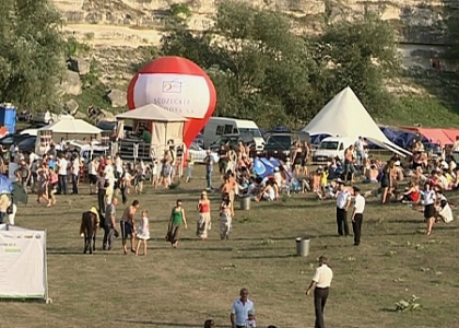 Bucate moldovenesti, vin si muzica de calitate la festivalul Gustar! Zeci de oameni au venit la deschidere