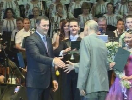 Ziua Independentei, sarbatorita mai devreme. 10 personalitati au fost premiate cu cate 100 de mii de lei Ziua Independentei, sarbatorita mai devreme. 10 personalitati au fost premiate cu cate 100 de mii de lei