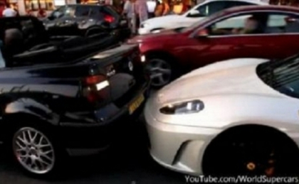 VIDEO. "Mosul asta e NEBUN!" A lovit de 4 ori un Ferrari de 200.000 de euro in parcare! Cat il costa VIDEO. "Mosul asta e NEBUN!" A lovit de 4 ori un Ferrari de 200.000 de euro in parcare! Cat il costa