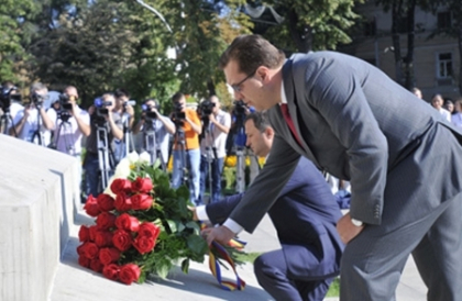 Conducerea tarii a depus flori la monumentul lui Stefan cel Mare si Sfant. Au venit si comunistii Conducerea tarii a depus flori la monumentul lui Stefan cel Mare si Sfant. Au venit si comunistii