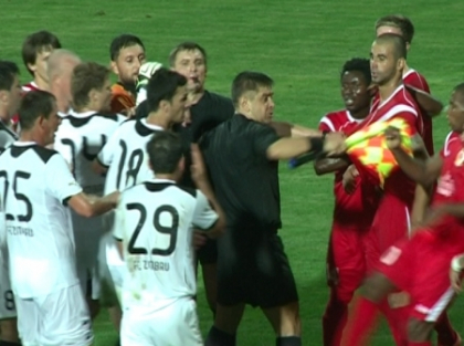 Bataie generala la meciul Zimbru-Milsami! Jucatorii s-au luat la pumni la finalul duelului Bataie generala la meciul Zimbru-Milsami! Jucatorii s-au luat la pumni la finalul duelului