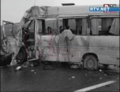 Grav accident la Suceava! 1 mort si 16 raniti dupa ce un microbuz a intrat intr-o autocisterna Grav accident la Suceava! 1 mort si 16 raniti dupa ce un microbuz a intrat intr-o autocisterna