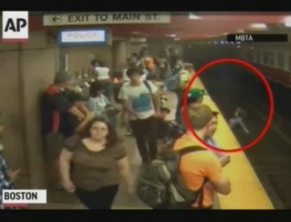 Scene de groaza in Boston! O femeie cu copilul in brate se prabuseste pe calea ferata Scene de groaza in Boston! O femeie cu copilul in brate se prabuseste pe calea ferata