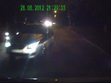 VIDEO. Sofer inconstient, la volanul unui BMW. Era cat pe ce sa provoace un accident! VIDEO. Sofer inconstient, la volanul unui BMW. Era cat pe ce sa provoace un accident!