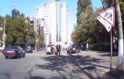 Incident ciudat surprins de o camera de bord! Ce se intampla cu o femeie dupa ce a fost lovita pe trecere Incident ciudat surprins de o camera de bord! Ce se intampla cu o femeie dupa ce a fost lovita pe trecere