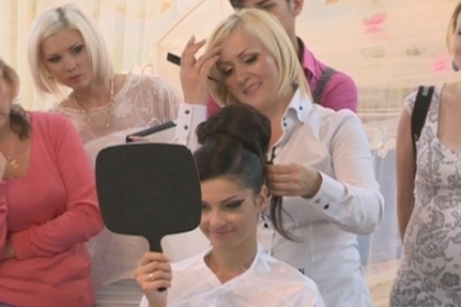 Simplete si eleganta! Noile tendinte in materie de coafuri de mireasa - VIDEO Simplete si eleganta! Noile tendinte in materie de coafuri de mireasa - VIDEO