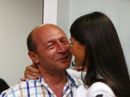 Nun pe masura buzunarului! Cine este si ce avere are nasul de cununie al fiicei lui Basescu Nun pe masura buzunarului! Cine este si ce avere are nasul de cununie al fiicei lui Basescu