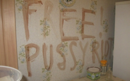 Crima abominabila in Rusia. Doua femei ucise si un mesaj scris cu SANGE: "Free! Pussy Riot"