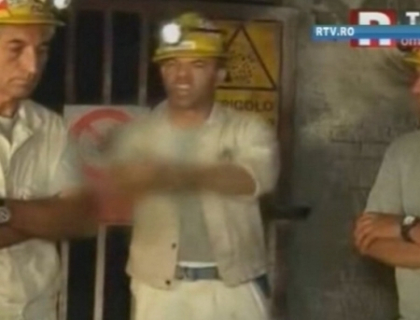 Abia au reusit sa-i smulga cutitul! Gestul socant facut de un miner in timpul unei conferinte de presa