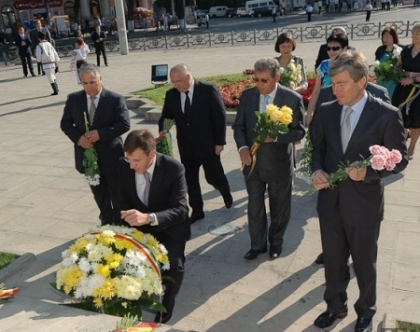Omagiu limbii romane! Conducerea tarii a depus flori la Monumentul lui Stefan cel Mare si Sfant