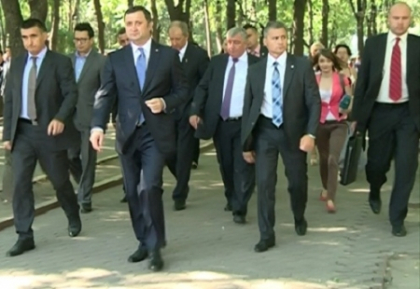 VIDEO. A fugit de jurnalisti! Vlad Filat  a refuzat sa faca declaratii pentru presa