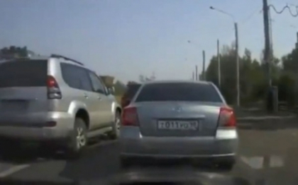 Cum s-a razbunat un sofer pe doua masini din trafic, care nu-l lasau sa depaseasca. VIDEO