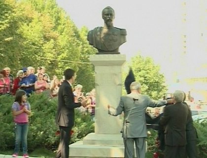 Bustul lui Alexandru Ioan Cuza a fost dezvelit pe strada ce-i poarta numele. Centrul orasului, pustiu Bustul lui Alexandru Ioan Cuza a fost dezvelit pe strada ce-i poarta numele. Centrul orasului, pustiu