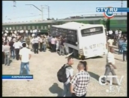 6 morti si peste 50 de raniti la Baku dupa ce un autocar a fost lovit de tren