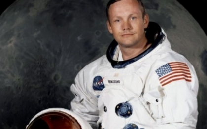 Steagurile americane au fost coborate in berna la inhumarea lui Neil Armstrong