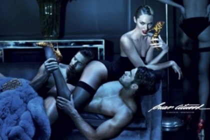Cum s-a transformat o reclama la pantofi intr-un clip erotic cu un "ingeras" de la Victoria\'s Secret