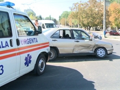VIDEO. Un automobil a fost lovit lateral de o ambulanta. Martor: "Nu avea sirena inclusa" VIDEO. Un automobil a fost lovit lateral de o ambulanta. Martor: "Nu avea sirena inclusa"