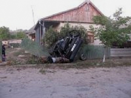 Accident cumplit in Basarabeasca. Trei tineri au murit, iar alti doi au ajuns la spital. FOTO Accident cumplit in Basarabeasca. Trei tineri au murit, iar alti doi au ajuns la spital. FOTO