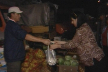 CAMERA ASCUNSA. Cum se vand noaptea locuri intr-o piata improvizata din centrul capitalei CAMERA ASCUNSA. Cum se vand noaptea locuri intr-o piata improvizata din centrul capitalei