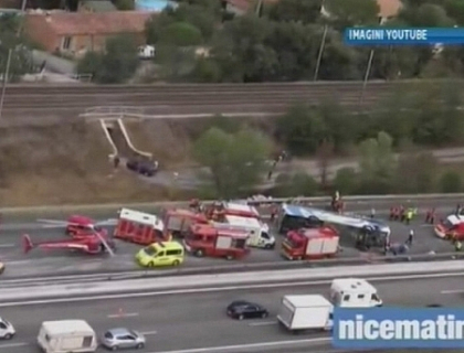 Un autocar cu pasageri romani s-a rasturnat in Franta. Un bebelus a murit, iar alte 3 persoane, in stare critica