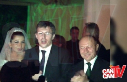 VIDEO. Nunta cu melodii patriotice! Cum a cantat Dorin Chirtoaca la nunta Elenei Basescu VIDEO. Nunta cu melodii patriotice! Cum a cantat Dorin Chirtoaca la nunta Elenei Basescu