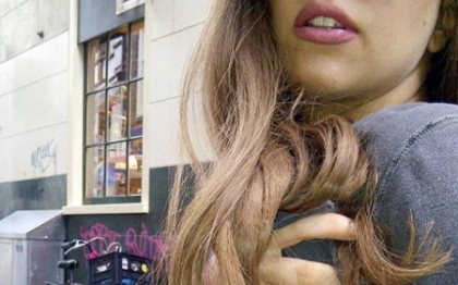 Lady Gaga socheaza din nou. S-a dezbracat in plina strada si le-a aratat fanilor ce nu au mai vazut Lady Gaga socheaza din nou. S-a dezbracat in plina strada si le-a aratat fanilor ce nu au mai vazut