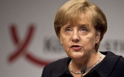 Angela Merkel, intr-o ipostaza rara: cu colegii de partid la un pahar de bere si cantand pe scena