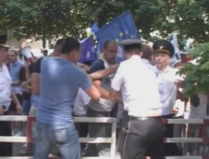 Nu vrea violente ca la Balti! Cum vrea Chirtoaca sa evite ciocnirile dintre manifestanti Nu vrea violente ca la Balti! Cum vrea Chirtoaca sa evite ciocnirile dintre manifestanti