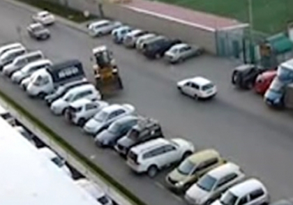 A intrat cu buldozerul in masinile parcate! Cum a fost pedepsit un rus beat pentru "isprava" sa
