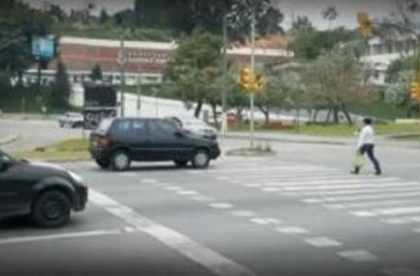 Parca e prea frumos sa fie adevarat! Ce pateste un sofer, care opreste masina fix pe trecerea de pietoni Parca e prea frumos sa fie adevarat! Ce pateste un sofer, care opreste masina fix pe trecerea de pietoni
