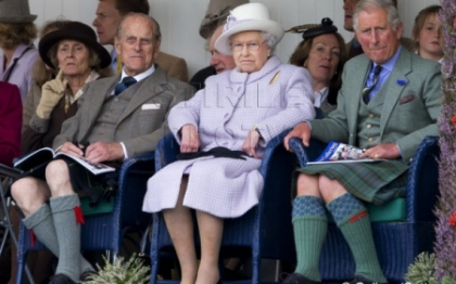 FOTO. Un nou scandal la Casa Regala a Angliei. Printul Philip fotografiat in kilt, fara lenjerie intima FOTO. Un nou scandal la Casa Regala a Angliei. Printul Philip fotografiat in kilt, fara lenjerie intima