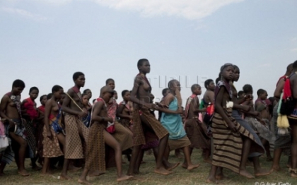 Parada virginelor topless. O traditie controversata intr-una din cele mai sarace tari africane