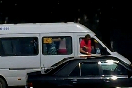 VIDEO. In microbuz ca in decapotabila. Calatorie "racoritoare" pentru un pasager de pe ruta 125 VIDEO. In microbuz ca in decapotabila. Calatorie "racoritoare" pentru un pasager de pe ruta 125
