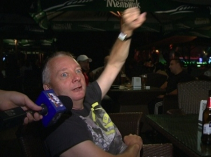 VIDEO. Suporterii britanici au luat cu asalt terasele din Chisinau: "Ne place berea din Moldova" VIDEO. Suporterii britanici au luat cu asalt terasele din Chisinau: "Ne place berea din Moldova"
