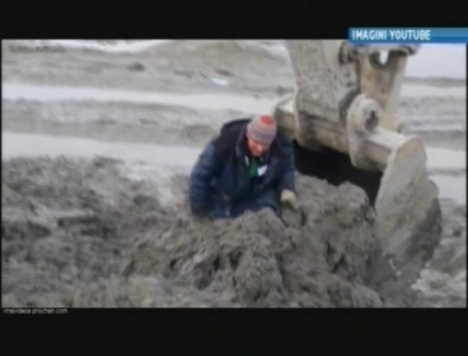 Scos din noroi cu... excavatorul. Operatiune de salvare inedita in Rusia