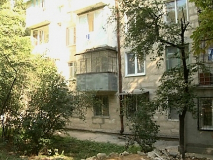 Incearca disperat sa-si recapete apartamentele. Politia a retinut 3 persoane suspectate de escrocherie
