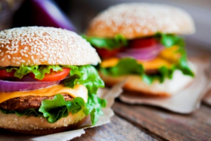 Istoria burgerului. Cum a ajuns cel mai popular preparat din meniurile restaurantelor din intreaga lume