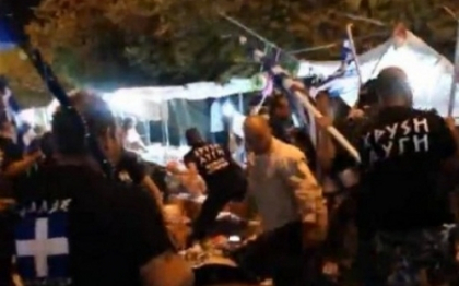 Imaginile simbol pentru o societate pe marginea prapastiei. Gestul partidului neo-nazist din Grecia