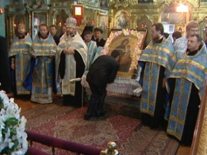 Un grup de enoriasi va merge 4 zile pe jos pentru a duce o icoana facatoare de minuni de la Chisinau la Ungheni Un grup de enoriasi va merge 4 zile pe jos pentru a duce o icoana facatoare de minuni de la Chisinau la Ungheni