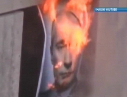 Au incendiat portretele lui Putin si Lukashenko. Un nou videoclip marca Pussy Riot Au incendiat portretele lui Putin si Lukashenko. Un nou videoclip marca Pussy Riot