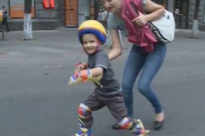 Cu role si biciclete pe bulevardul Stefan cel Mare. Zona pietonala din capitala incepe sa prinda viata Cu role si biciclete pe bulevardul Stefan cel Mare. Zona pietonala din capitala incepe sa prinda viata