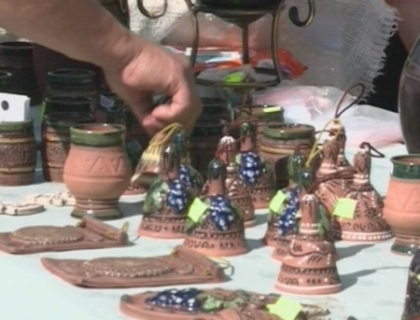 Vase, ulcioare si figurine din lut la targul olarilor de la Iurceni. Creatiile mesterilor au impresionat vizitatorii
