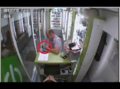 VIDEO. L-a vazut, i-a placut si... l-a furat. Un barbat care a sustras un telefon mobil, cautat de politie VIDEO. L-a vazut, i-a placut si... l-a furat. Un barbat care a sustras un telefon mobil, cautat de politie